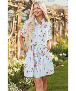 Stylisches Blumenmuster und Streifen für einen schicken, femininen Look  
Vorteilhafter Rüschendetail verleiht einen eleganten Touch  
Kommt mit einem Gürtel, um die Taille zu betonen  
Vielseitiges Minikleid, perfekt für verschiedene Anlässe  
Material: 100 % Polyester
