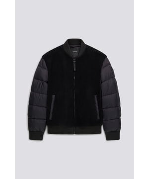 Deportiva, desenfadada y a la moda: esta bomber bimaterial de piel de peluche y nailon añade un toque desenfadado y funcional a los conjuntos diarios.  Características principales:  Piel de peluche y nailon Corte recto Bolsillos laterales Cuello, bajo y puños de canalé Cierre de cremallera Aplicación de logotipo en la manga derecha