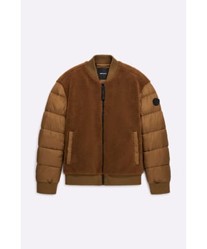 Deportiva, desenfadada y a la moda: esta bomber bimaterial de piel de peluche y nailon añade un toque desenfadado y funcional a los conjuntos diarios.  Características principales:  Piel de peluche y nailon Corte recto Bolsillos laterales Cuello, bajo y puños de canalé Cierre de cremallera Aplicación de logotipo en la manga derecha