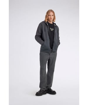 Das Lieblingskleidungsstück für Fans von sportlich-schickem Stil. Der Herren-Kapuzenpullover mit durchgehendem Reißverschluss aus weicher Baumwolle lässt sich perfekt mit den kultigen 5-Pocket-Jeans kombinieren und sorgt für einen unverzichtbaren und entspannten Stil.  Hauptmerkmale:  Gebürstete Baumwolle, Polyester Reißverschluss Normale Passform Große Kapuze Erhöhter, tonaler Logodruck auf der Vorderseite