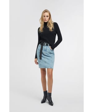 Una falda vaquera midi de talle alto inspirada en los años 90. Adecuada tanto para el día como para la noche, puede combinarse con una camiseta o una camisa oversize para un estilo metropolitano chic y femenino.