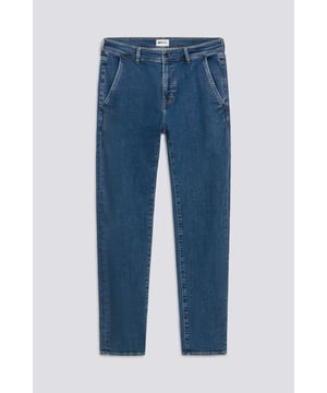 Uno de nuestros bestsellers más queridos en versión chino con bolsillos, el modelo Albert Simple de cinco bolsillos no es sólo un clásico atemporal, sino una auténtica declaración de estilo.