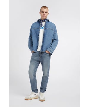 El modelo TORN reinterpreta el corte cónico clásico con un toque contemporáneo: look Heritage, cintura regular, pierna relajada que se estrecha ligeramente en la parte inferior, ofreciendo un ajuste cómodo y relajado. Los lavados de aspecto auténtico resaltan la inspiración de los 90 de esta prenda, dándole un carácter atrevido y siempre a la moda.