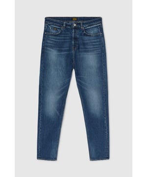 El modelo TORN reinterpreta el corte cónico clásico con un toque contemporáneo: look Heritage, cintura regular, pierna relajada que se estrecha ligeramente en la parte inferior, ofreciendo un ajuste cómodo y relajado. Los lavados de aspecto auténtico resaltan la inspiración de los 90 de esta prenda, dándole un carácter atrevido y siempre a la moda.