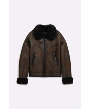 Diese kühne und schicke Jacke im Fliegerstil aus Shearlingimitat ist ideal, um einzigartige Gesamtlooks zu kreieren und mit gewagten Kombinationen zu spielen.   Hauptmerkmale:  Shearling-Imitat Übergroße Passform Reißverschluss und Seitentaschen