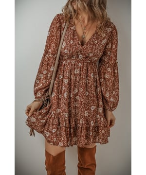 Our styles are designed with a trendy fitted look in mind following an international size standard. For the best fit we suggest choosing one size up from your usual. Be sure to check our sizing chart to find your perfect match!
  Puff sleeve dress adds a romantic and whimsical touch
  Delicate floral print for a bohemian
  inspired look
  Ruffle trim details enhance the dress with a feminine flair
  Flattering V
  neckline highlights your neckline elegantly
  Suitable for various body types and sizes
Material: 100% Polyester