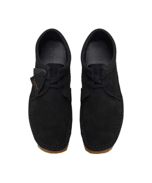 Marke: Clarks. Obermaterial: Wildleder. Laufsohle: Krepp, Gummi. Ösen: 2. Absatz: Flach. niedrig geschnitten. Design: Logo, Genäht, Quaste. Zehenstil: Quadratisch. Zum Schnüren.