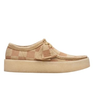 Marke: Clarks. Obermaterial: Wildleder. Futterstoff: Synthetischer Stoff. Mittelsohle: EVA (Ethyl-Vinylacetat), Leicht. Laufsohle: Krepp, Gummi. Absatz: Flach. niedrig geschnitten. Design: Kariert. Zehenstil: Rund. Zum Schnüren.