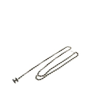 Silberfarbene geflochtene Lederkette.
  CC.
  Anhanger.
  Hakenverschluss.
  Entworfen fur Frauen.