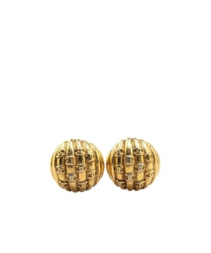 Pendientes CC Dome Clip On chapados en oro.
  Cuerpo chapado en oro.
  Cierre trasero con clip.
  Disenado para mujeres.