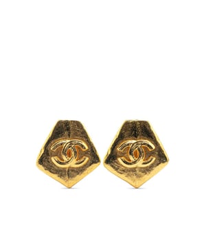 Pendientes de clip del Pentagono CC chapados en oro.
  Cuerpo de metal chapado en oro.
  Diseno del Pentagono.
  Cierre de clip trasero.
  Adecuado para mujeres.
