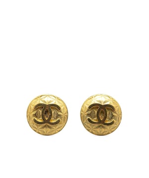 Pendientes de clip redondos CC chapados en oro.
  Cuerpo de metal chapado en oro.
  Cierre con clip.
  Disenado para mujeres.