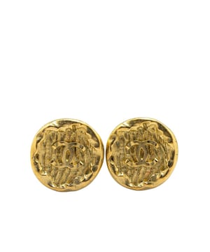 Pendientes redondos CC con clip chapados en oro.
  Cuenta con un cuerpo de metal chapado en oro.
  Estilo de clip para orejas no perforadas.
  Diseno redondo.
  Apto para mujeres.