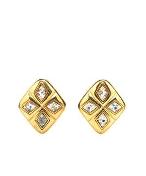 Producto: Pendientes de clip de cristal de diamantes chapados en oro.
  Cuerpo chapado en oro.
  Adornado con cristales.
  Cierre con clip.
  Disenado para mujeres.