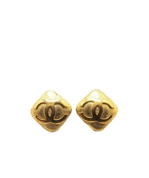 Pendientes de clip de rombo CC chapados en oro.
  Cuerpo chapado en oro.
  Cierre con clip.
  Disenado para mujeres.
