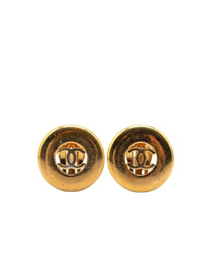 Pendientes redondos CC con clip banados en oro.
  Cuerpo chapado en oro.
  Cierre con clip.
  Disenado para mujeres.