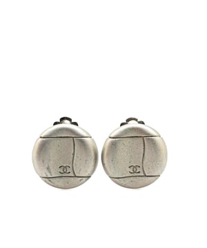 Cuerpo de metal plateado.
  Pendientes de clip.
  Diseno redondo clasico.
  Apto para mujeres.