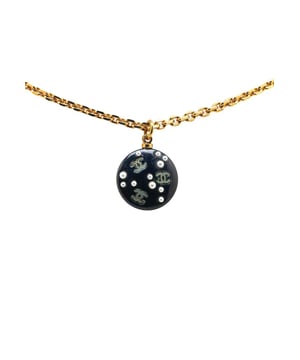 Vergulde metalen behuizing
  Ronde resin hanger met CC logo
  Nep parels
  Haak & oog sluiting