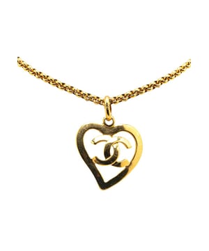 Colgante en forma de corazon en tono dorado con logotipo CC.
  Cadena en tono dorado.
  Cierre de anillo de resorte.
  Disenado para mujeres.
