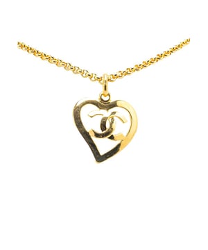 Colgante de corazon en tono dorado con el iconico logotipo de CC.
  Cadena en tono dorado.
  Cierre de anillo de resorte.
  Disenado para mujeres.