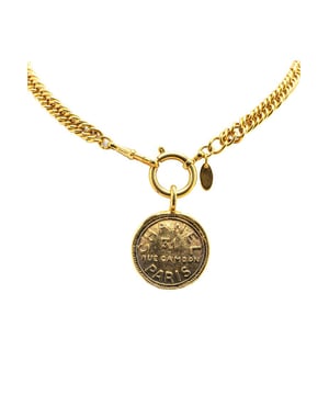 Colgante en tono dorado.
  Cadena en tono dorado.
  Cierre de anillo de resorte.
  Disenado para mujeres.