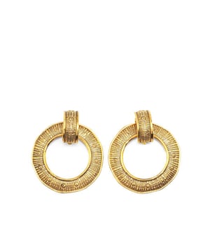 Pendientes redondos de clip chapados en oro.
  Cuerpo banado en oro.
  Cierre con clip.
  Disenado para mujeres.