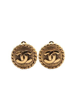 Pendientes redondos CC con clip chapados en oro.
  Cuerpo chapado en oro.
  Cierres con clip.
  Disenado para mujeres.