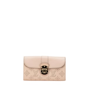 Cartera Monogram Mahina Iris.
  Confeccionada en piel monogram Mahina.
  Solapa frontal con cierre de empuje.
  Bolsillos interiores con cremallera y abiertos.
  Disenado para mujeres.