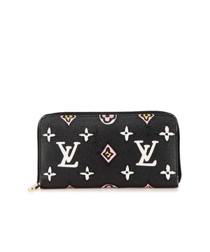 Cartera Monogram Giant Wild At Heart Zippy.
  Diseno de cartera larga.
  Cuerpo de lona Monogram.
  Cierre de cremallera.
  Compartimentos interiores con cremallera.
  Compartimentos interiores con cremallera.
  Compartimentos interiores deslizantes.