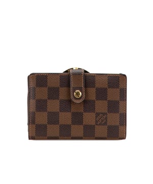 Gemaakt van Damier canvas
  Bovenste riem met drukknoopsluiting
  Achtercompartiment met kiss lock sluiting
  Interne steekvakken voor organisatie