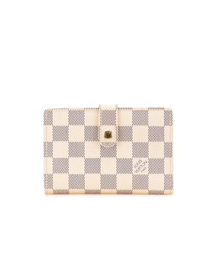 Cuerpo de lona Damier Azur.
  Correa superior con cierre a presion.
  Compartimento para monedas con cierre kisslock.
  Bolsillos interiores abiertos.