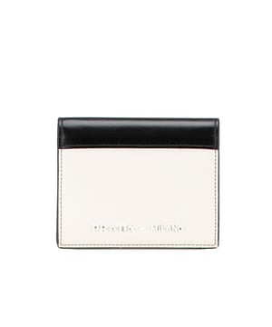 Cartera compacta plegable de cuero bicolor.
  Hecha de cuero de alta calidad.
  Cuenta con un cuerpo de cuero.
  Compartimento interior con solapa.
  Compartimentos deslizantes para almacenamiento adicional.
  Disenado para mujeres.