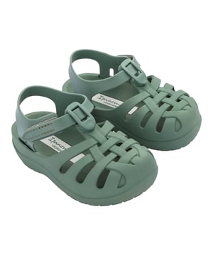 A classic model in the children world, the babouche is perfect for keeping baby's feet safe and comfortable. Velcro closure is super practical and easy. A must-have product for the little ones.