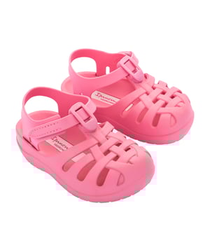 A classic model in the children world, the babouche is perfect for keeping baby's feet safe and comfortable. Velcro closure is super practical and easy. A must-have product for the little ones.