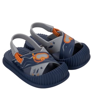 Protection and comfort are the main attributes of this beautiful product. The toe cap protects little ones' feet and is ideal for them to play without worry. The print finishes the product with fun sea motifs in a translucent application, making it even more gorgeous.