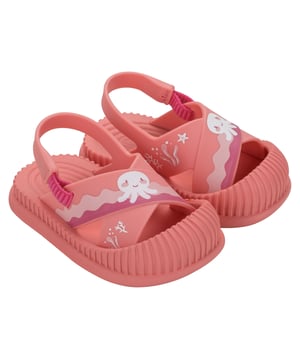 Protection and comfort are the main attributes of this beautiful product. The toe cap protects little ones' feet and is ideal for them to play without worry. The print finishes the product with fun sea motifs in a translucent application, making it even more gorgeous.