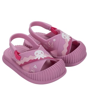 Protection and comfort are the main attributes of this beautiful product. The toe cap protects little ones' feet and is ideal for them to play without worry. The print finishes the product with fun sea motifs in a translucent application, making it even more gorgeous.