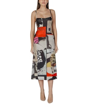 Marca: Desigual.
  Genero: Mujer.
  Tipo: vestidos.
  Temporada: primavera/verano.
  Color: rojo.
  Patron: coloreado.
  Mangas: sin mangas.
  Codigo del articulo: 25SWVK40.
  Composicion:.
  6% elastano.
  94% poliester.
  Lavado: lavar a maquina a 30Â°.