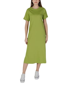 Marca: B.young.
  Genero: Mujeres.
  Tipo: vestidos.
  Temporada: primavera/verano.
  Color: verde.
  Patron: liso.
  Cierre: sin cordones.
  Mangas: cortas.
  Escote: cuello redondo.
  Codigo del articulo: 20813283.
  Composicion: 100% algodon.
  Lavado: lavar a maquina a 30Â°.