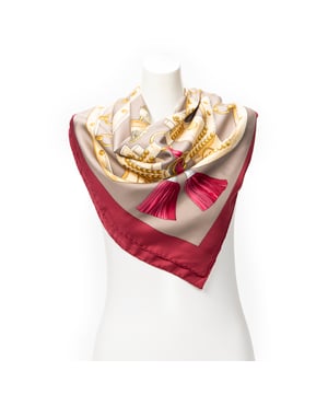 Hermès Accesorios Scarf  Bufanda en Magenta/Beige/Gris Seda y None hardware. El producto esta en Excelentes Condiciones (A).
  Dimensiones: 90 cm
    Tamaño: None 
  Accesorios incluidos: None
  
  BrandCo Paris encuentra artículos raros y en las mejores condiciones a precios increíbles. ¡Vale la pena tener paciencia! Compra con confianza: todos los artículos de BrandCo Paris son seleccionados y autenticados cuidadosamente por nuestro equipo de expertos.
  Todos los artículos vienen con un certificado de autenticidad y un embalaje entregado por BrandCo Paris.
  Tabla de clasificación de la condición del artículo
  N (como nuevo)
  AA (perfecto estado)
  A (excelente estado)
  AB (muy buen estado)
  B (bueno/regular)