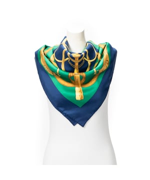 Hermès Accesorios Scarf  Bufanda en Azul marino/Verde/Oro Seda y None hardware. El producto esta en Excelentes Condiciones (A).
  Dimensiones: 90 cm
    Tamaño: None 
  Accesorios incluidos: Paper Case
  Notas de Exterior: Ligeramente descolorido
  BrandCo Paris encuentra artículos raros y en las mejores condiciones a precios increíbles. ¡Vale la pena tener paciencia! Compra con confianza: todos los artículos de BrandCo Paris son seleccionados y autenticados cuidadosamente por nuestro equipo de expertos.
  Todos los artículos vienen con un certificado de autenticidad y un embalaje entregado por BrandCo Paris.
  Tabla de clasificación de la condición del artículo
  N (como nuevo)
  AA (perfecto estado)
  A (excelente estado)
  AB (muy buen estado)
  B (bueno/regular)
