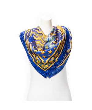 Hermès Accesorios Scarf  Bufanda en Azul marino/Oro Seda y None hardware. El producto esta en Perfectas Condiciones (AA).
  Dimensiones: 90 cm
    Tamaño: None 
  Accesorios incluidos: None
  
  BrandCo Paris encuentra artículos raros y en las mejores condiciones a precios increíbles. ¡Vale la pena tener paciencia! Compra con confianza: todos los artículos de BrandCo Paris son seleccionados y autenticados cuidadosamente por nuestro equipo de expertos.
  Todos los artículos vienen con un certificado de autenticidad y un embalaje entregado por BrandCo Paris.
  Tabla de clasificación de la condición del artículo
  N (como nuevo)
  AA (perfecto estado)
  A (excelente estado)
  AB (muy buen estado)
  B (bueno/regular)
