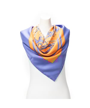Hermès Accesorios Scarf  Bufanda en Azul/Naranja Seda y None hardware. El producto esta en Perfectas Condiciones (AA).
  Dimensiones: 90 cm
    Tamaño: None 
  Accesorios incluidos: Box
  
  BrandCo Paris encuentra artículos raros y en las mejores condiciones a precios increíbles. ¡Vale la pena tener paciencia! Compra con confianza: todos los artículos de BrandCo Paris son seleccionados y autenticados cuidadosamente por nuestro equipo de expertos.
  Todos los artículos vienen con un certificado de autenticidad y un embalaje entregado por BrandCo Paris.
  Tabla de clasificación de la condición del artículo
  N (como nuevo)
  AA (perfecto estado)
  A (excelente estado)
  AB (muy buen estado)
  B (bueno/regular)