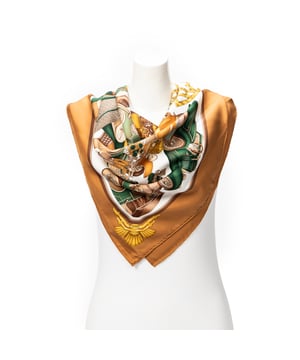 Hermès Accesorios Scarf  Bufanda en Marrón/Marfil/Verde Seda y None hardware. El producto esta en Perfectas Condiciones (AA).
  Dimensiones: 90 cm
    Tamaño: None 
  Accesorios incluidos: Box
  
  BrandCo Paris encuentra artículos raros y en las mejores condiciones a precios increíbles. ¡Vale la pena tener paciencia! Compra con confianza: todos los artículos de BrandCo Paris son seleccionados y autenticados cuidadosamente por nuestro equipo de expertos.
  Todos los artículos vienen con un certificado de autenticidad y un embalaje entregado por BrandCo Paris.
  Tabla de clasificación de la condición del artículo
  N (como nuevo)
  AA (perfecto estado)
  A (excelente estado)
  AB (muy buen estado)
  B (bueno/regular)