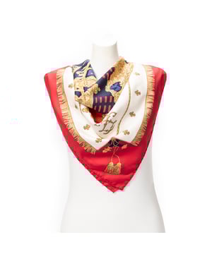 Hermès Accesorios Scarf  Bufanda en Rojo/Marfil/Azul marino Seda y None hardware. El producto esta en Excelentes Condiciones (A).
  Dimensiones: 90 cm
    Tamaño: None 
  Accesorios incluidos: None
  
  BrandCo Paris encuentra artículos raros y en las mejores condiciones a precios increíbles. ¡Vale la pena tener paciencia! Compra con confianza: todos los artículos de BrandCo Paris son seleccionados y autenticados cuidadosamente por nuestro equipo de expertos.
  Todos los artículos vienen con un certificado de autenticidad y un embalaje entregado por BrandCo Paris.
  Tabla de clasificación de la condición del artículo
  N (como nuevo)
  AA (perfecto estado)
  A (excelente estado)
  AB (muy buen estado)
  B (bueno/regular)