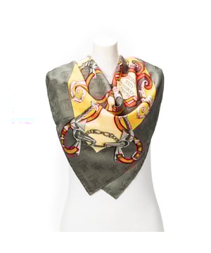 Hermès Accesorios Scarf  Bufanda en Verde/Amarillo/Rojo Seda y None hardware. El producto esta en Perfectas Condiciones (AA).
  Dimensiones: 90 cm
    Tamaño: None 
  Accesorios incluidos: Box
  
  BrandCo Paris encuentra artículos raros y en las mejores condiciones a precios increíbles. ¡Vale la pena tener paciencia! Compra con confianza: todos los artículos de BrandCo Paris son seleccionados y autenticados cuidadosamente por nuestro equipo de expertos.
  Todos los artículos vienen con un certificado de autenticidad y un embalaje entregado por BrandCo Paris.
  Tabla de clasificación de la condición del artículo
  N (como nuevo)
  AA (perfecto estado)
  A (excelente estado)
  AB (muy buen estado)
  B (bueno/regular)