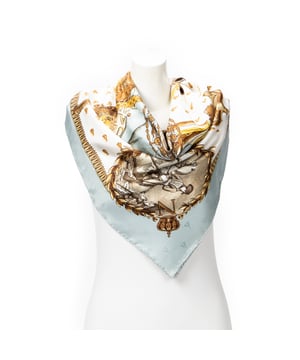 Hermès Accesorios Scarf  Bufanda en Azul claro/Oro/Blanco Seda y None hardware. El producto esta en Perfectas Condiciones (AA).
  Dimensiones: 90 cm
    Tamaño: None 
  Accesorios incluidos: Box
  
  BrandCo Paris encuentra artículos raros y en las mejores condiciones a precios increíbles. ¡Vale la pena tener paciencia! Compra con confianza: todos los artículos de BrandCo Paris son seleccionados y autenticados cuidadosamente por nuestro equipo de expertos.
  Todos los artículos vienen con un certificado de autenticidad y un embalaje entregado por BrandCo Paris.
  Tabla de clasificación de la condición del artículo
  N (como nuevo)
  AA (perfecto estado)
  A (excelente estado)
  AB (muy buen estado)
  B (bueno/regular)
