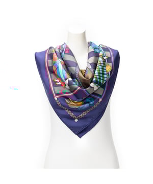 Hermès Accesorios Scarf  Bufanda en Azul marino/Gris/Oro Seda y None hardware. El producto esta en Perfectas Condiciones (AA).
  Dimensiones: 90 cm
    Tamaño: None 
  Accesorios incluidos: None
  
  BrandCo Paris encuentra artículos raros y en las mejores condiciones a precios increíbles. ¡Vale la pena tener paciencia! Compra con confianza: todos los artículos de BrandCo Paris son seleccionados y autenticados cuidadosamente por nuestro equipo de expertos.
  Todos los artículos vienen con un certificado de autenticidad y un embalaje entregado por BrandCo Paris.
  Tabla de clasificación de la condición del artículo
  N (como nuevo)
  AA (perfecto estado)
  A (excelente estado)
  AB (muy buen estado)
  B (bueno/regular)