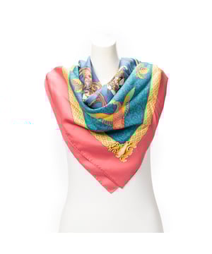 Hermès Accesorios Scarf  Bufanda en Rosa/Azul/Verde Seda y None hardware. El producto esta en Excelentes Condiciones (A).
  Dimensiones: 90 cm
    Tamaño: None 
  Accesorios incluidos: None
  Notas de Exterior: Ligeras marcas de suciedad
  BrandCo Paris encuentra artículos raros y en las mejores condiciones a precios increíbles. ¡Vale la pena tener paciencia! Compra con confianza: todos los artículos de BrandCo Paris son seleccionados y autenticados cuidadosamente por nuestro equipo de expertos.
  Todos los artículos vienen con un certificado de autenticidad y un embalaje entregado por BrandCo Paris.
  Tabla de clasificación de la condición del artículo
  N (como nuevo)
  AA (perfecto estado)
  A (excelente estado)
  AB (muy buen estado)
  B (bueno/regular)