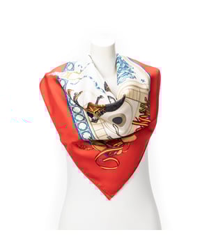 Hermès Accesorios Scarf  Bufanda en Rojo/Marfil/Azul Seda y None hardware. El producto esta en Perfectas Condiciones (AA).
  Dimensiones: 90 cm
    Tamaño: None 
  Accesorios incluidos: Box
  
  BrandCo Paris encuentra artículos raros y en las mejores condiciones a precios increíbles. ¡Vale la pena tener paciencia! Compra con confianza: todos los artículos de BrandCo Paris son seleccionados y autenticados cuidadosamente por nuestro equipo de expertos.
  Todos los artículos vienen con un certificado de autenticidad y un embalaje entregado por BrandCo Paris.
  Tabla de clasificación de la condición del artículo
  N (como nuevo)
  AA (perfecto estado)
  A (excelente estado)
  AB (muy buen estado)
  B (bueno/regular)